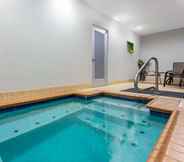 Swimming Pool 3 La Quinta Inn & Suites by Wyndham Columbus - Edinburgh