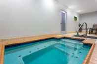 Swimming Pool La Quinta Inn & Suites by Wyndham Columbus - Edinburgh