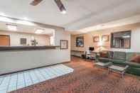 Lobby Super 8 by Wyndham Salina I-70