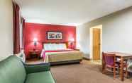 Bedroom 7 Econo Lodge Shelbyville