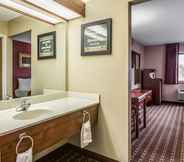 In-room Bathroom 2 Econo Lodge Shelbyville