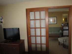 Bedroom 4 Country Inn & Suites by Radisson, West Bend, WI