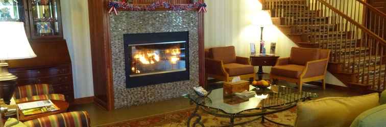 Lobby Country Inn & Suites by Radisson, West Bend, WI