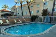 Swimming Pool Fairfield Inn & Suites by Marriott San Francisco San Carlos