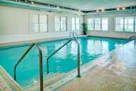 สระว่ายน้ำ Loyalist Country Inn & Conference Centre
