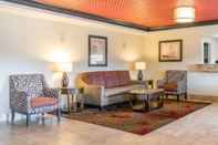 Lobby Quality Inn & Suites University/Airport