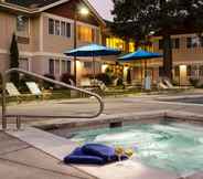 Swimming Pool 7 TownePlace Suites Bend Near Mt. Bachelor