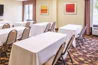 Functional Hall Quality Inn & Suites Canton
