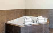 Phòng tắm bên trong 4 Comfort Suites Yakima