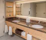 Toilet Kamar 4 Delta Hotels by Marriott Huntington Downtown