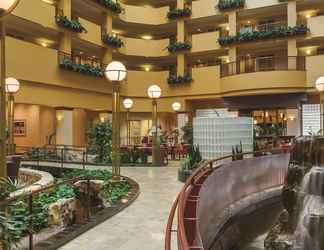 Lobby 2 Embassy Suites by Hilton Portland Airport