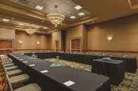 Functional Hall Embassy Suites by Hilton Portland Airport