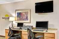 Functional Hall Days Inn & Suites by Wyndham Denver International Airport