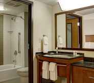 In-room Bathroom 5 Hyatt Place Indianapolis Airport