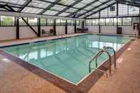 Swimming Pool Hyatt Place Detroit/Livonia