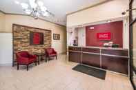 Lobi Red Roof Inn Clarksville