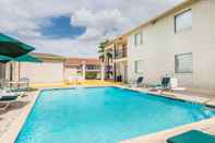 Swimming Pool Super 8 by Wyndham San Antonio at I-10