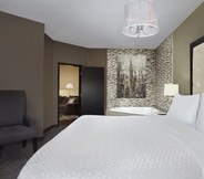 Bedroom 5 Four Points by Sheraton Hotel & Suites Calgary West