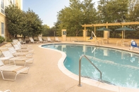 Kolam Renang La Quinta Inn & Suites by Wyndham Atlanta Ballpark/Galleria