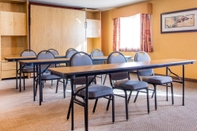 Functional Hall Quality Inn & Suites