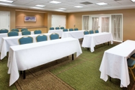 Functional Hall La Quinta Inn & Suites by Wyndham Greenville Haywood