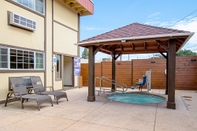 Swimming Pool Red Roof Inn & Suites Monterey