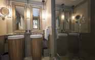 Toilet Kamar 6 Heritage House Resort & Spa