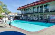 Kolam Renang 6 Motel 6 Fresno, CA - Yosemite Hwy