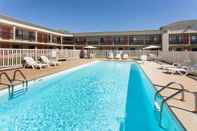 Swimming Pool Days Inn & Suites by Wyndham Kokomo