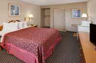 Bedroom Days Inn & Suites by Wyndham Kokomo