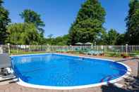 Swimming Pool Days Inn by Wyndham Nanuet / Spring Valley