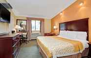 Bedroom 2 Days Inn by Wyndham Nanuet / Spring Valley