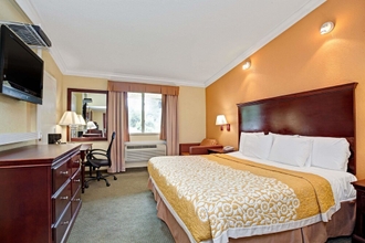 Bedroom 4 Days Inn by Wyndham Nanuet / Spring Valley