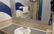 In-room Bathroom 4 Kennewick Inn & Suites Tri Cities