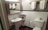 In-room Bathroom 3 Kennewick Inn & Suites Tri Cities