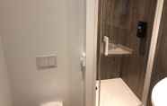 ห้องน้ำภายในห้อง 4 Hotel & Aparthotel Casteau Resort Mons
