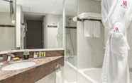 In-room Bathroom 6 Paris Marriott Rive Gauche Hotel & Conference Center