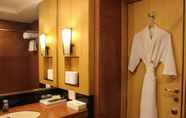 In-room Bathroom 5 The Hans Hotel New Delhi