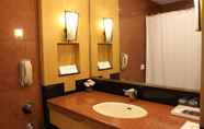 Phòng tắm bên trong 6 The Hans Hotel New Delhi