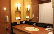 In-room Bathroom 6 The Hans Hotel New Delhi