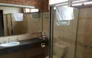 In-room Bathroom 7 Essendon Motel