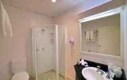 Toilet Kamar 3 Brentwood Hotel