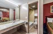 Toilet Kamar 2 Rodeway Inn