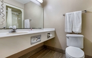 In-room Bathroom 5 Econo Lodge