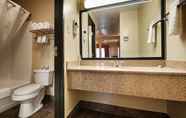 Toilet Kamar 2 Best Western Regency Inn & Suites