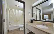 Toilet Kamar 5 Best Western Regency Inn & Suites