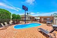 Swimming Pool Warwick Settlers Inn