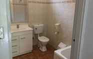 Toilet Kamar 4 Town & Country Motel