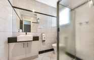 Toilet Kamar 7 Comfort Inn & Suites Manhattan