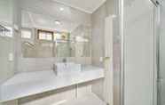 Toilet Kamar 2 Quality Hotel Sherbourne Terrace